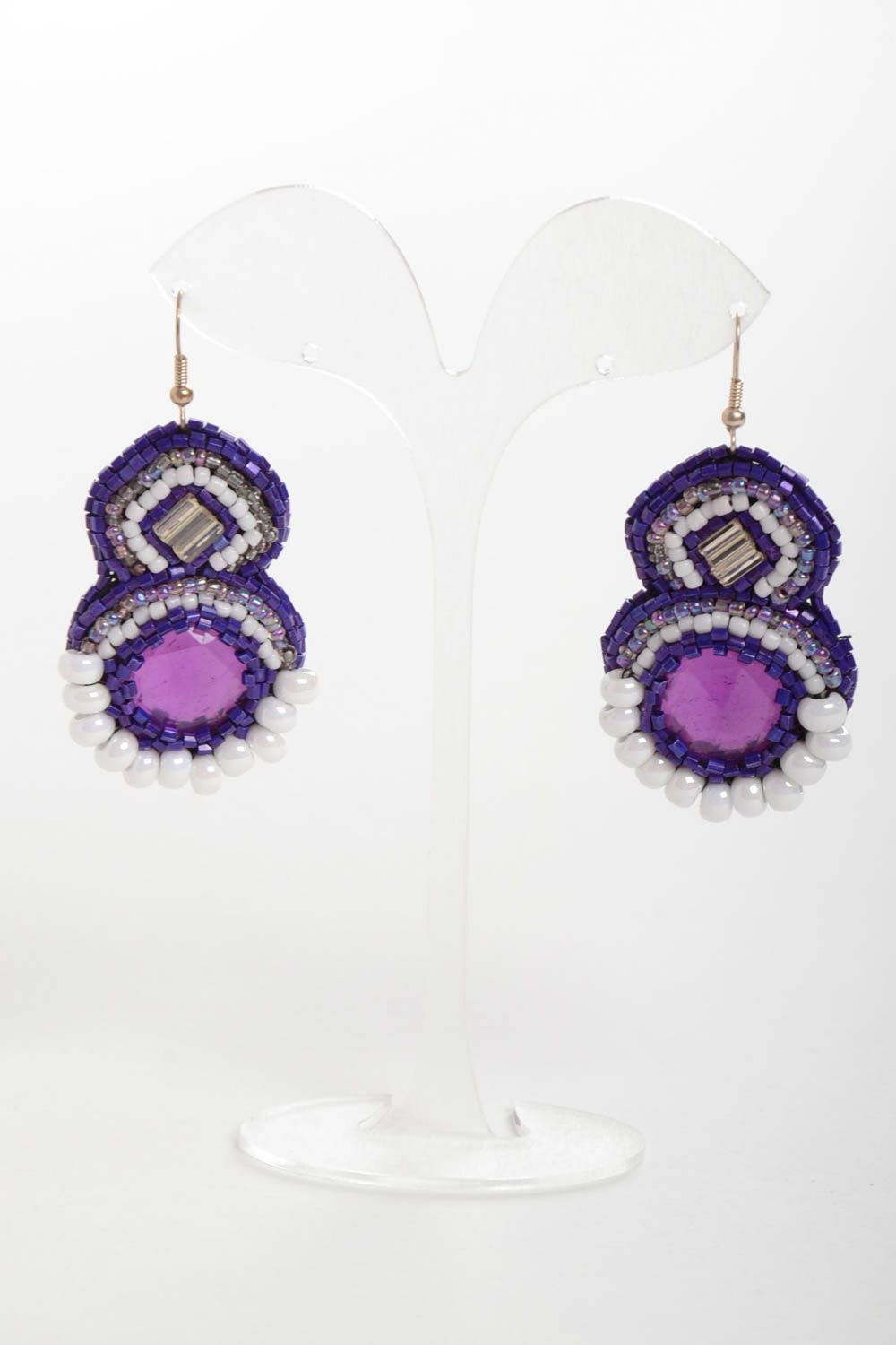 Фиолетовые серьги из бисера со стразами ручной работы оригинальные красивые фото 2