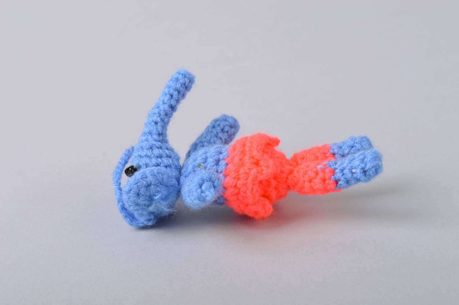 Colgante decorativo artesanal juguete tejido a ganchillo elefante azul con rojo foto 3