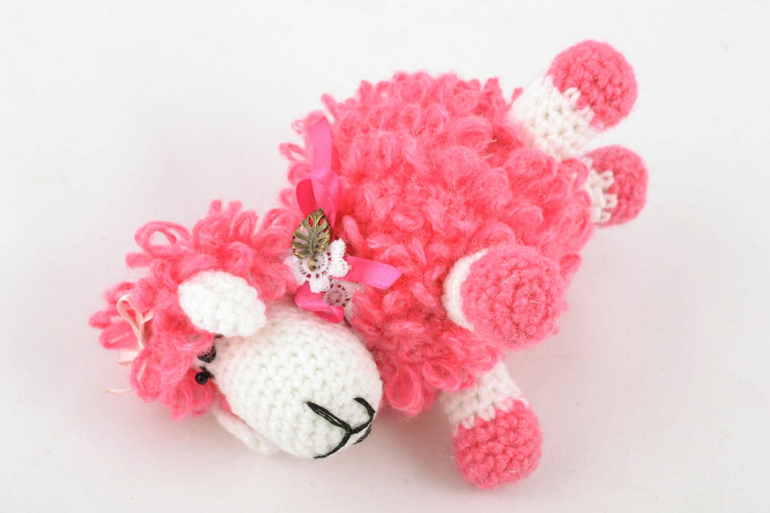 Мягкая вязаная игрушка Розовая овечка фото 1