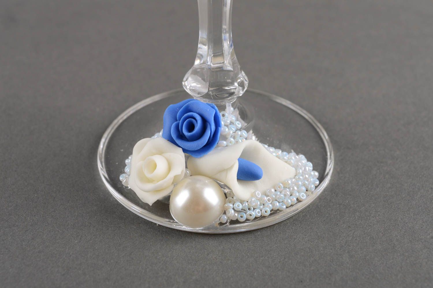 Свадебные бокалы изделия ручной работы авторские бокалы синие и белые розы фото 4