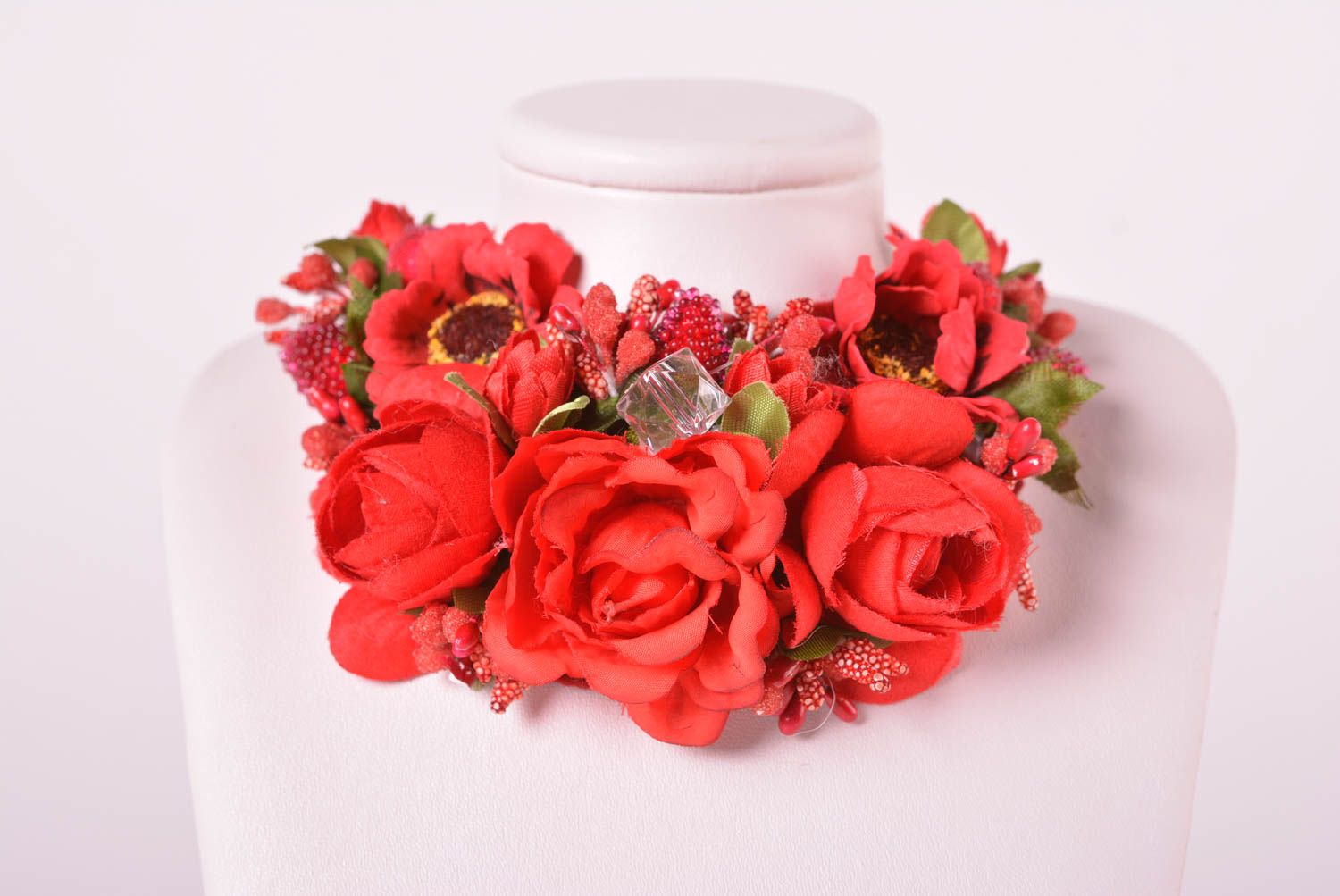 Бусы ручной бусы из ткан дизайнерское украшение с красными цветами крупное фото 1