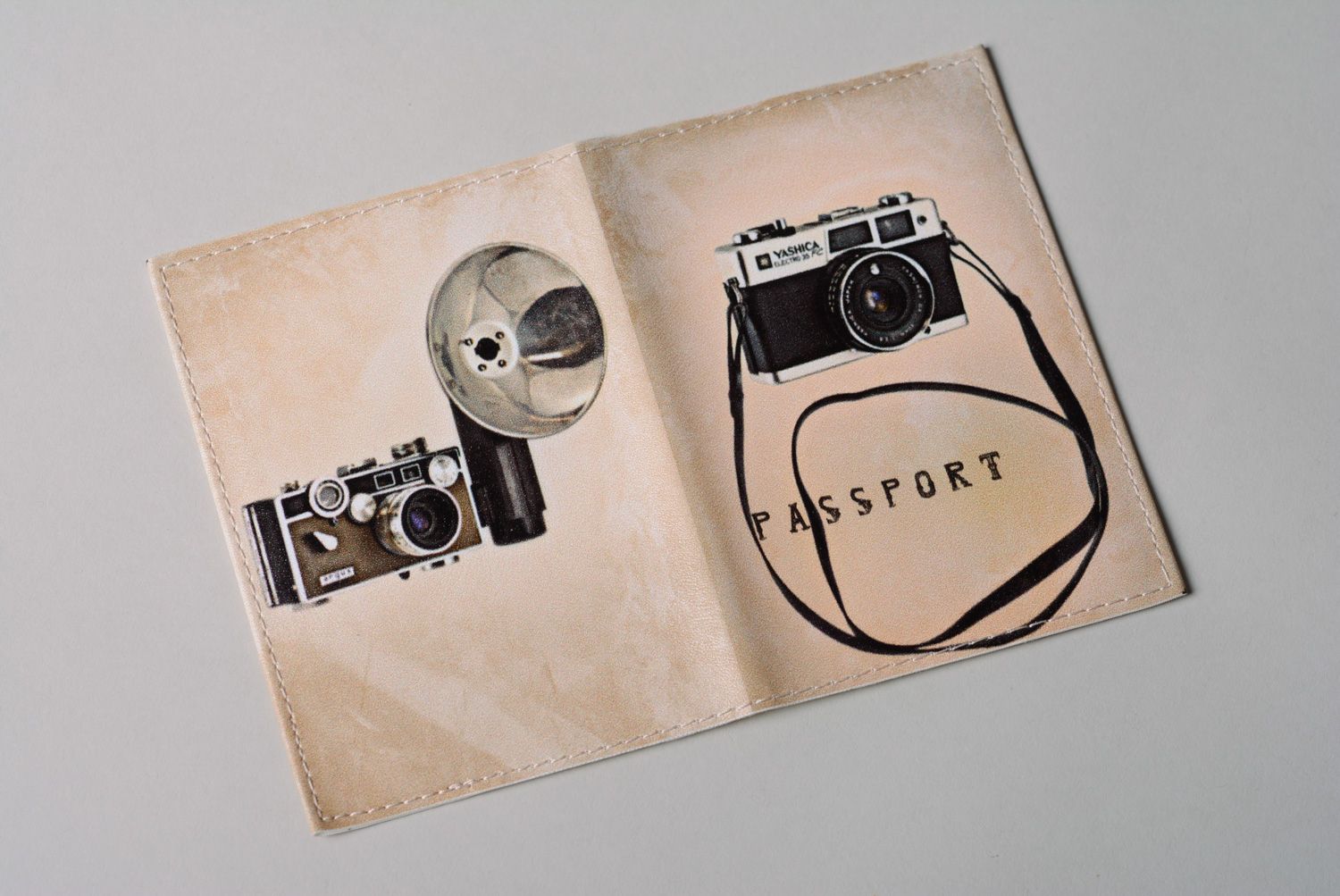 Cubierta para pasaporte artesanal de polipiel con estampado Cámara fotográfica  foto 2