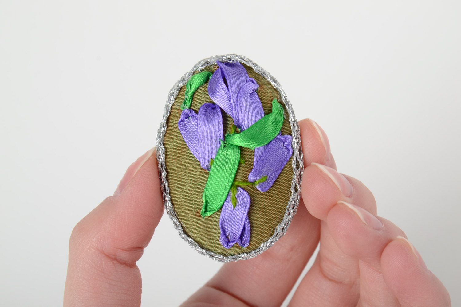 Ovale handgemachte Textil Brosche mit Stickerei mit Atlasbändern Blaue Blumen foto 5