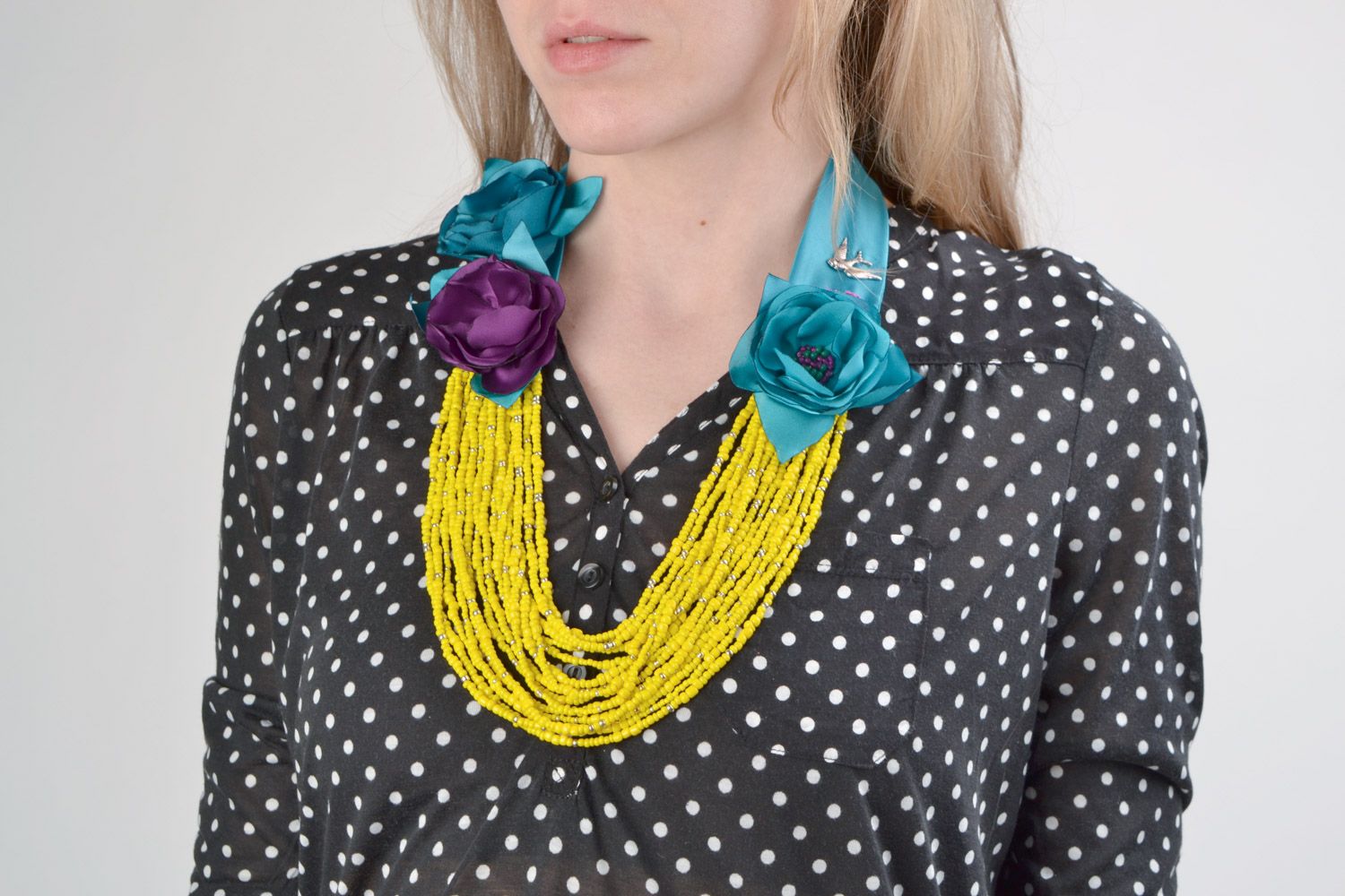 Gros collier riche en satin jaune bleu foncé fait main avec fleurs Roses lilas photo 1