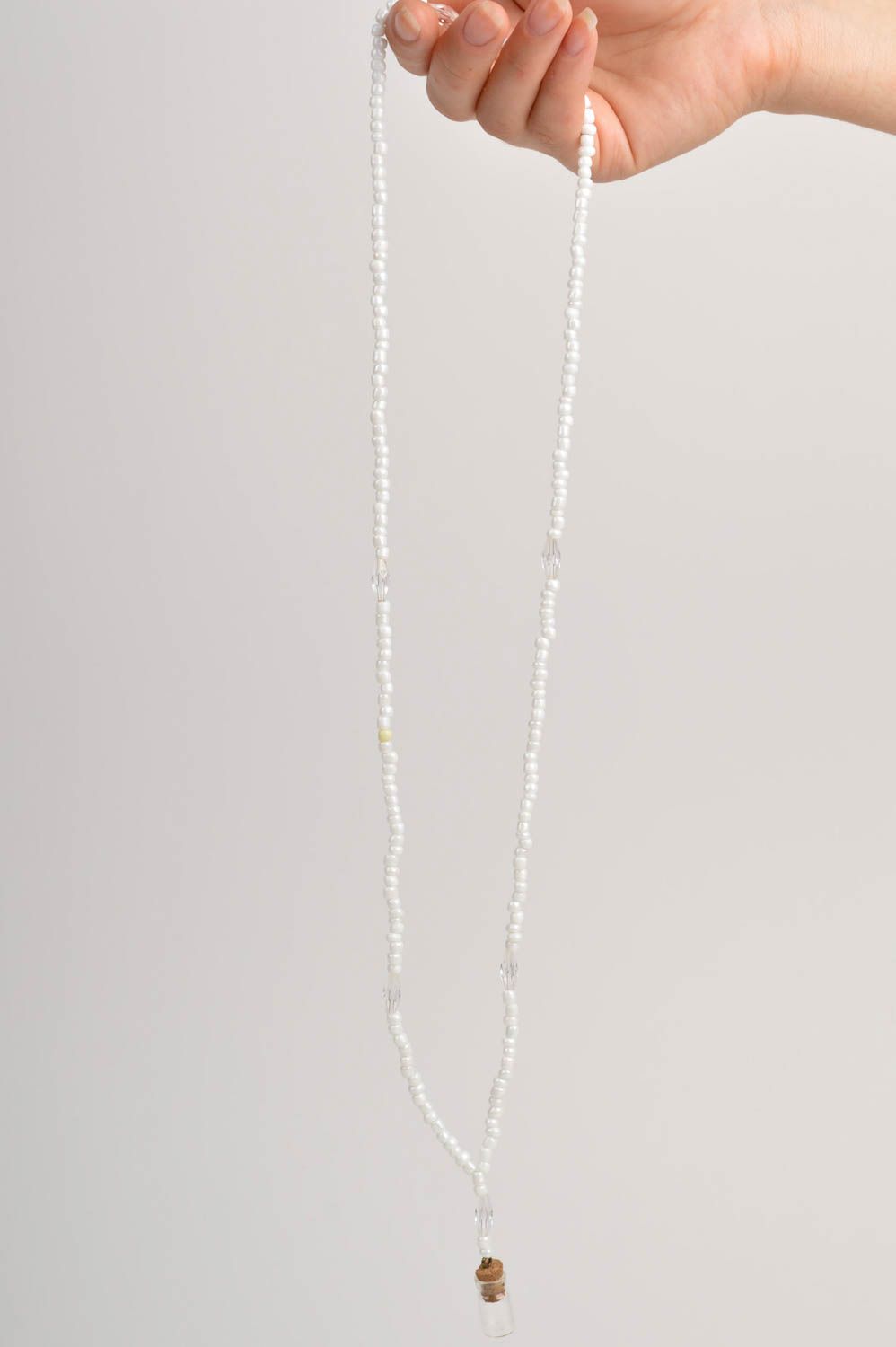 Pendentif fiole Bijou fait main perles fantaisie blanches Accessoire femme photo 2