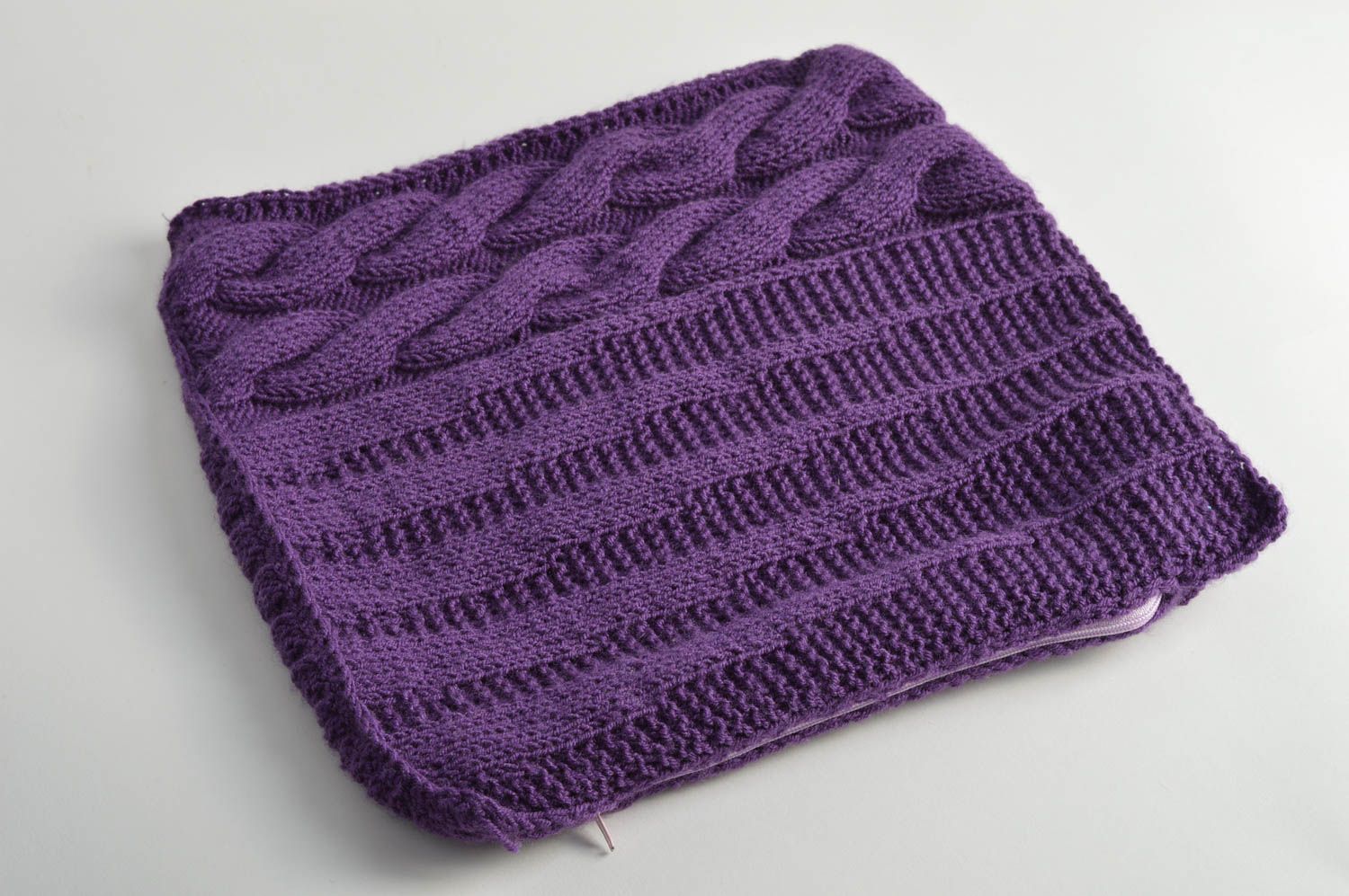 Housse de coussin tricotée avec des aiguilles en demi-coton faite main violette photo 3