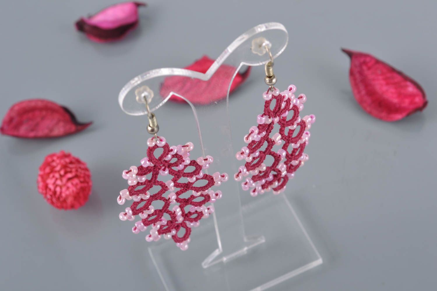Tatting earrings with beads in the shape of leaves photo 1