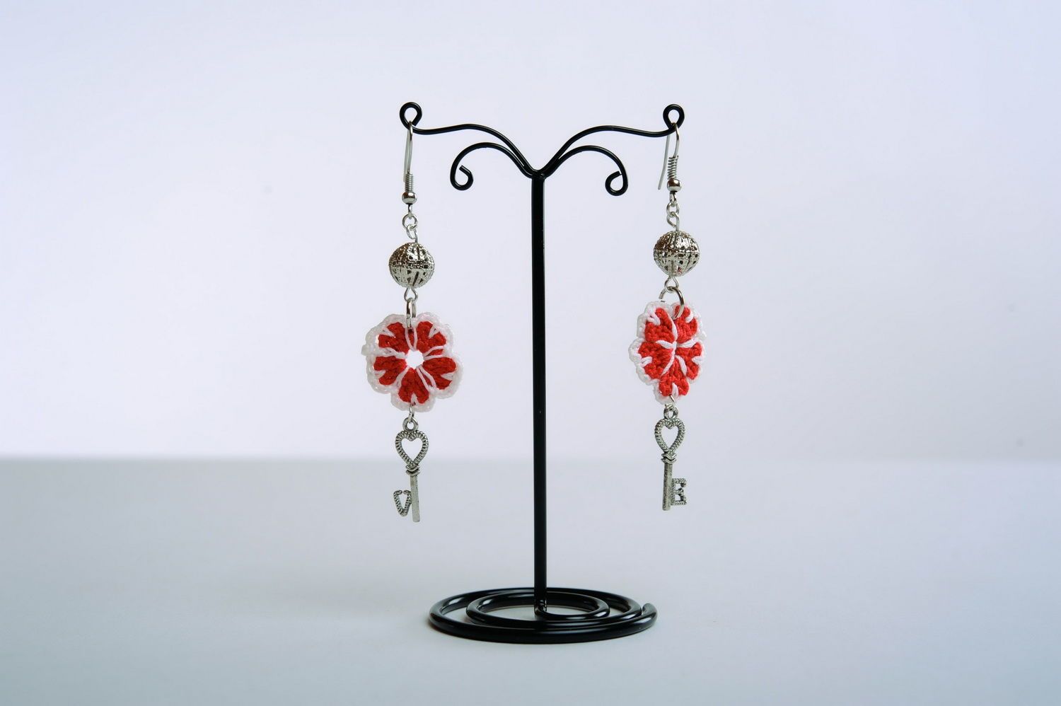 Boucles d'oreilles pendantes acryliques Fleurs rouges photo 2