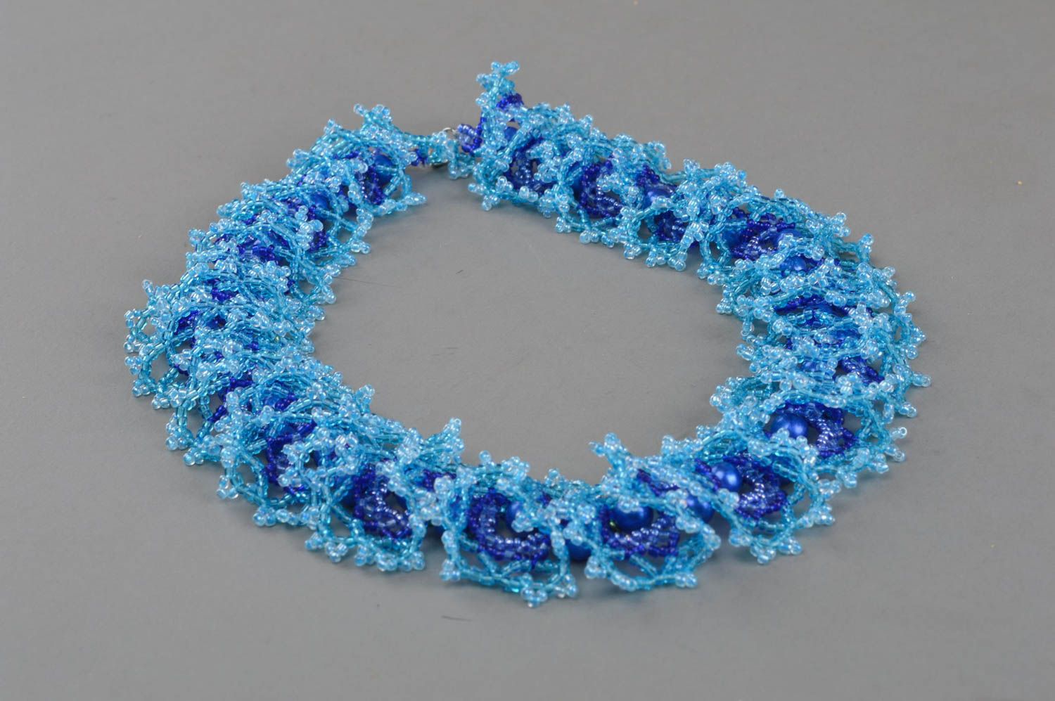 Handgemachtes schönes Designer Collier aus Glasperlen in Blau für Damen foto 2