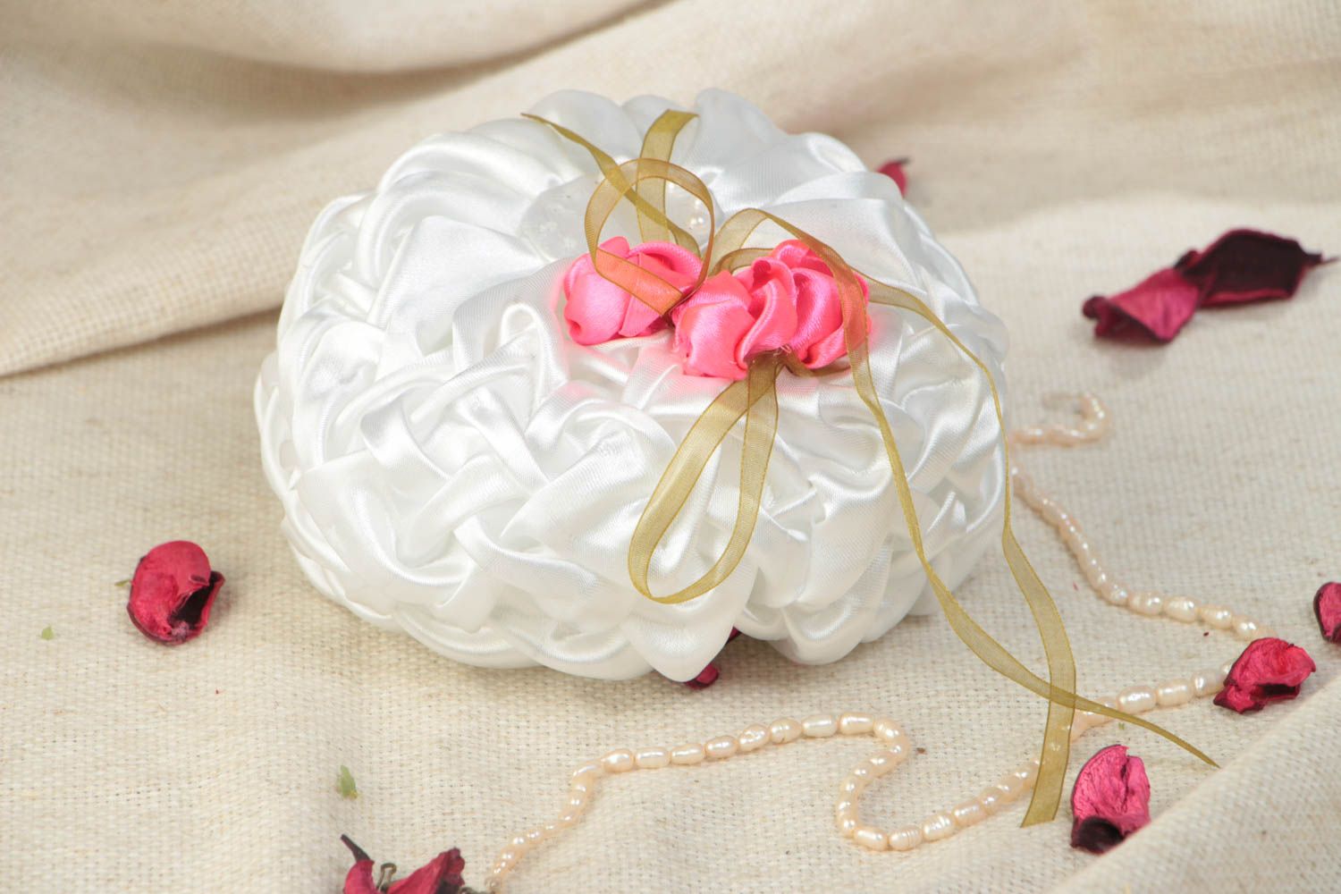 Свадебная подушечка для колец белая атласная с цветами небольшая ручной работы фото 1