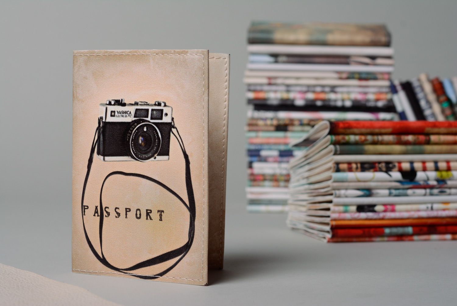 Cubierta para pasaporte artesanal de polipiel con estampado Cámara fotográfica  foto 1