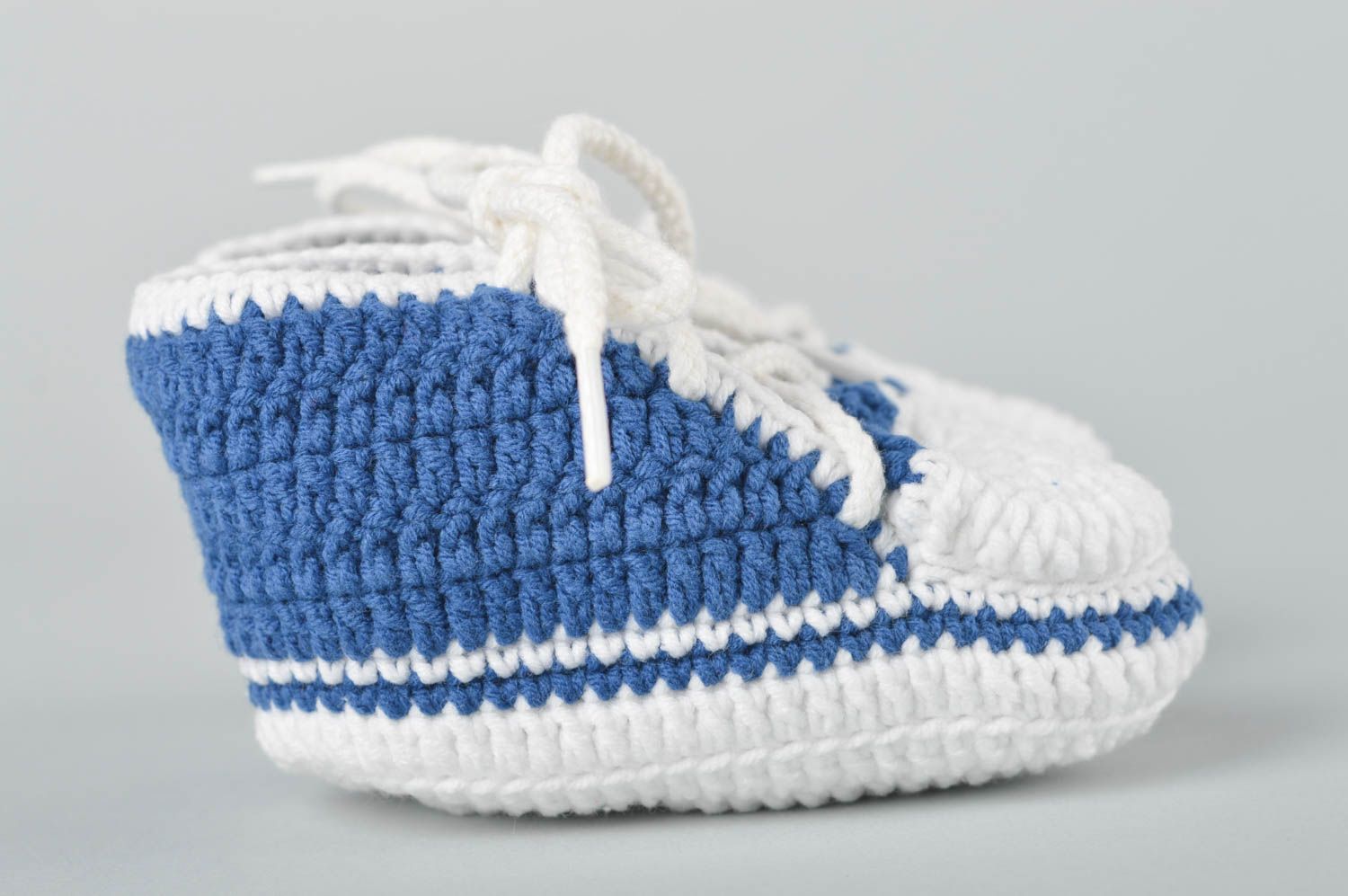 Handgefertigte Schuhe gehäkelte Babyschuhe Geschenke für Kleinkinder weiß blau foto 5