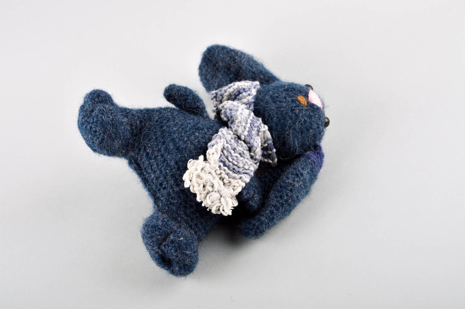 Doudou lapin bleu foncé fait main Jouet tricot original mignon Cadeau enfant photo 4