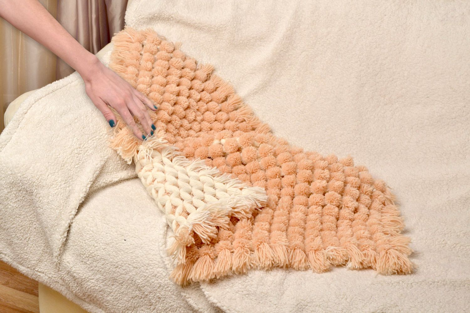 Детское одеяло плетеное вручную из шерсти и акрила мягкое теплое бежевого цвета  фото 2