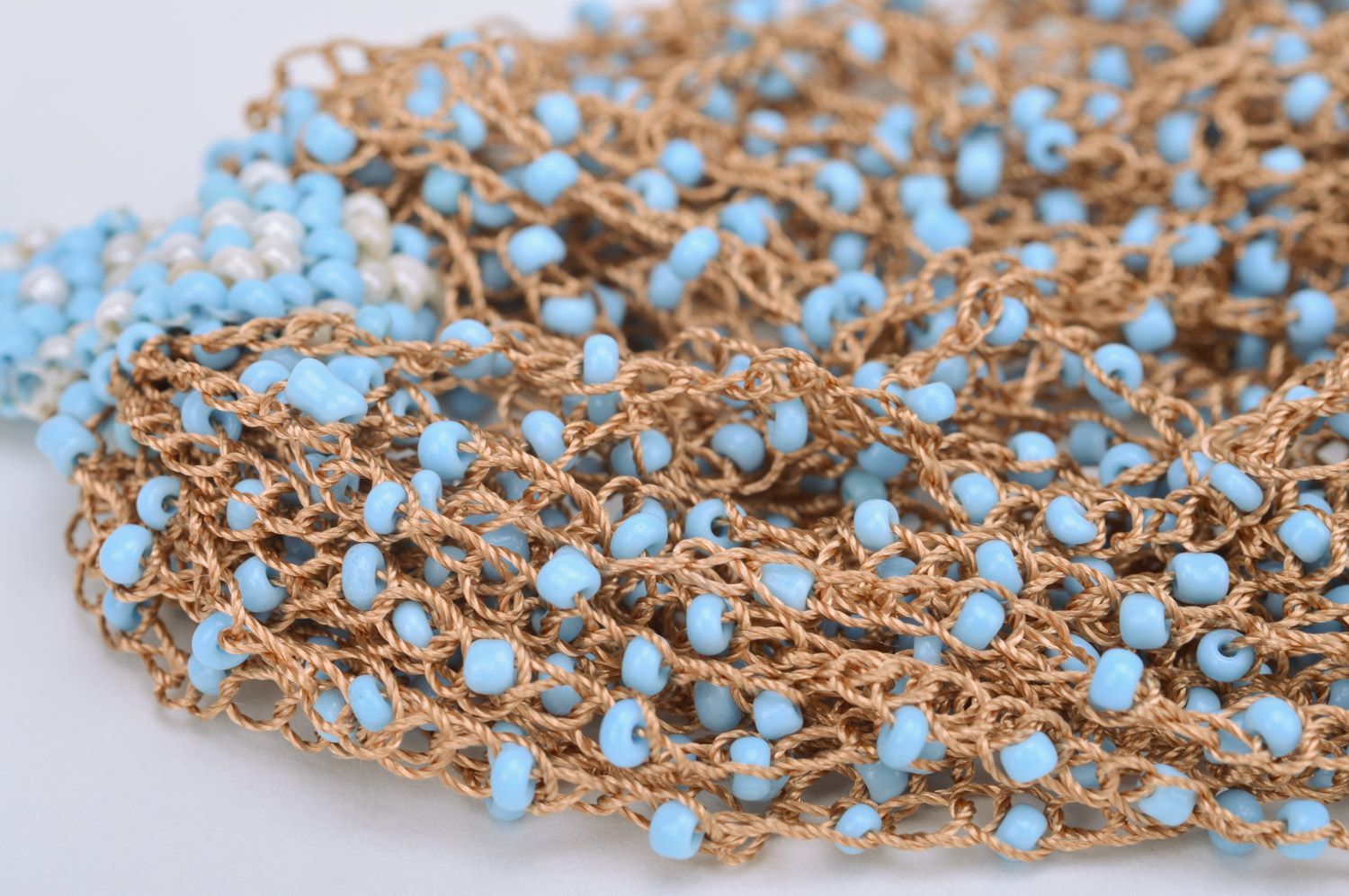Long collier en perles de rocaille bleu avec fil brun fait main original photo 5
