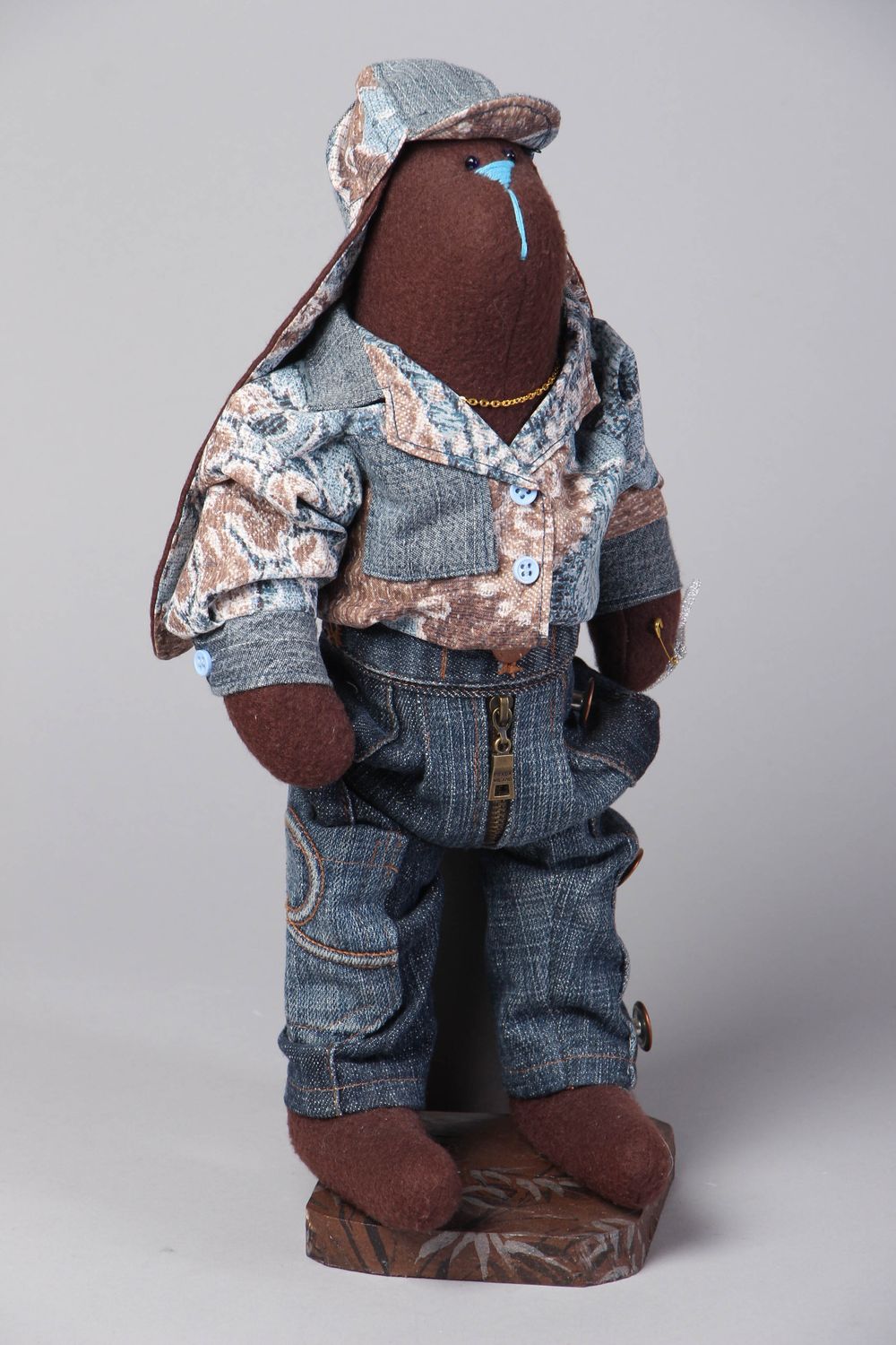 Мягкая кукла на подставке текстильная Заяц в джинсовом костюме фото 1