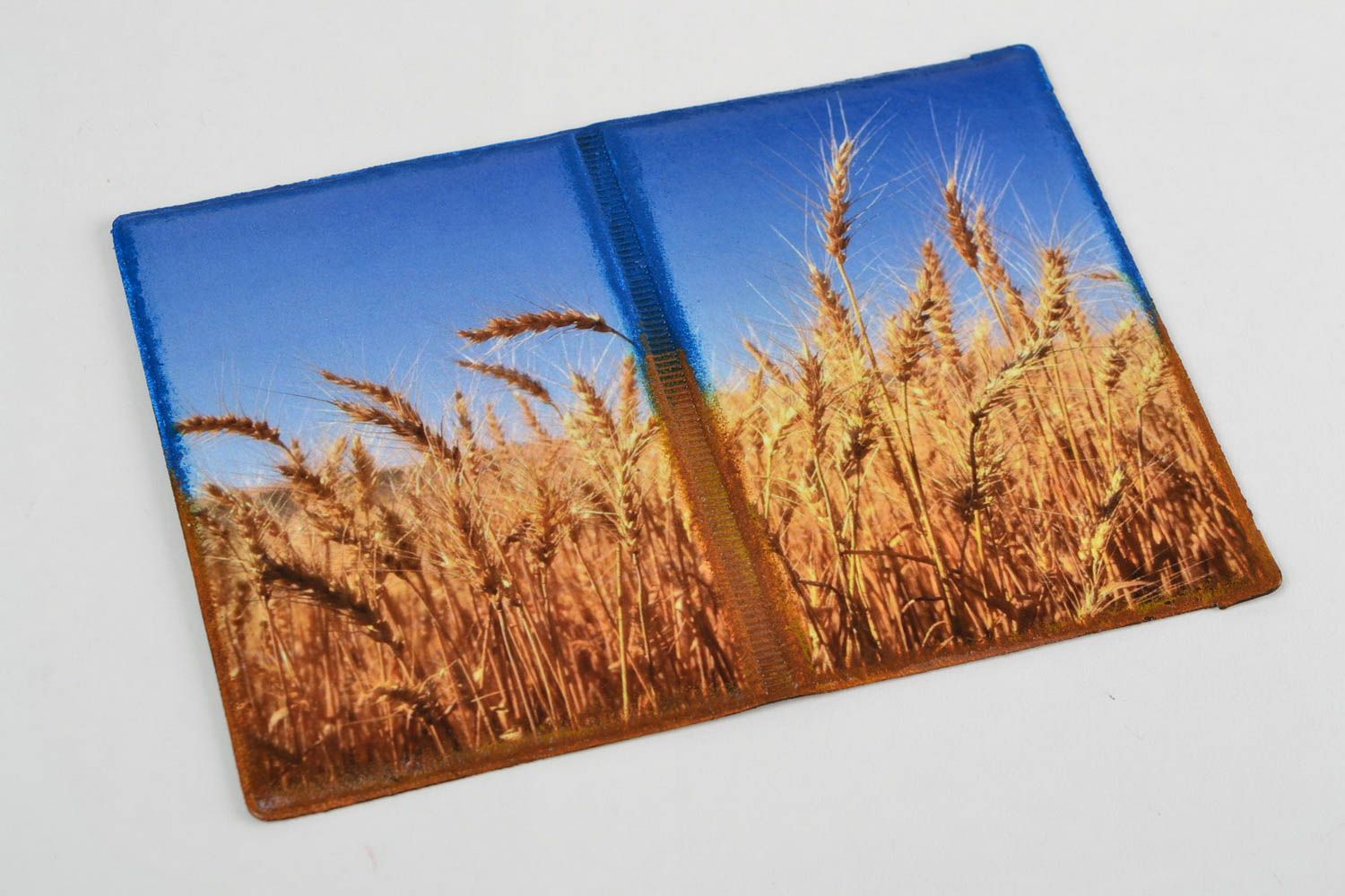 Funda para pasaporte de cuero artificial azul y amarilla con trigo hecha a mano foto 3