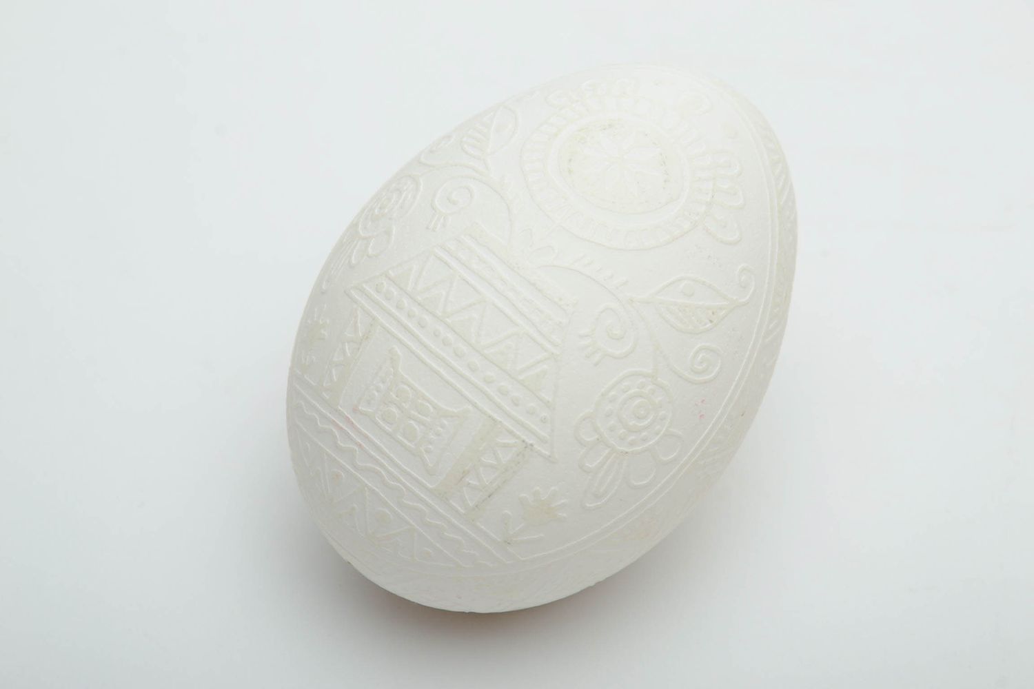 Пасхальное яйцо в технике травления уксусом белое фото 3