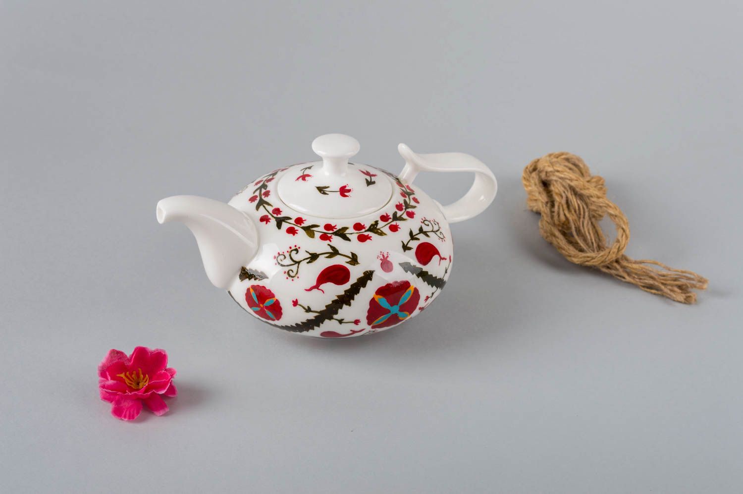 Заварочный чайник из глины с авторской росписью белый маленький ручной работы фото 1