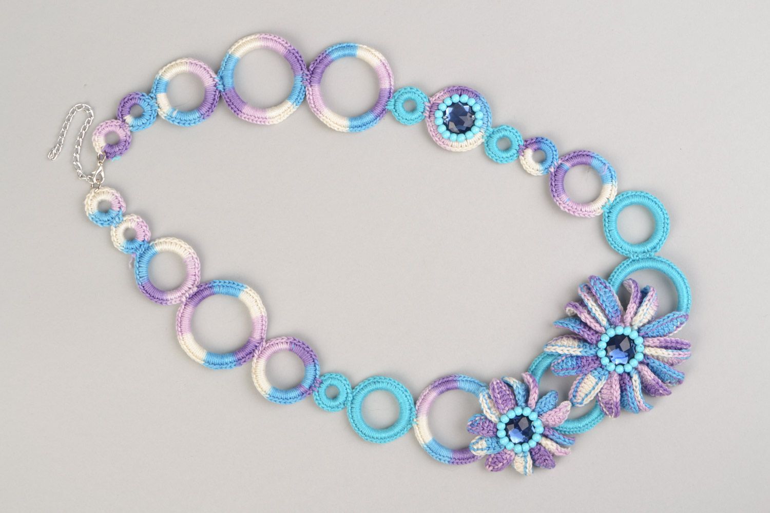 Collar de hilos trenzado artesanal con anillos multicolores con flores foto 2
