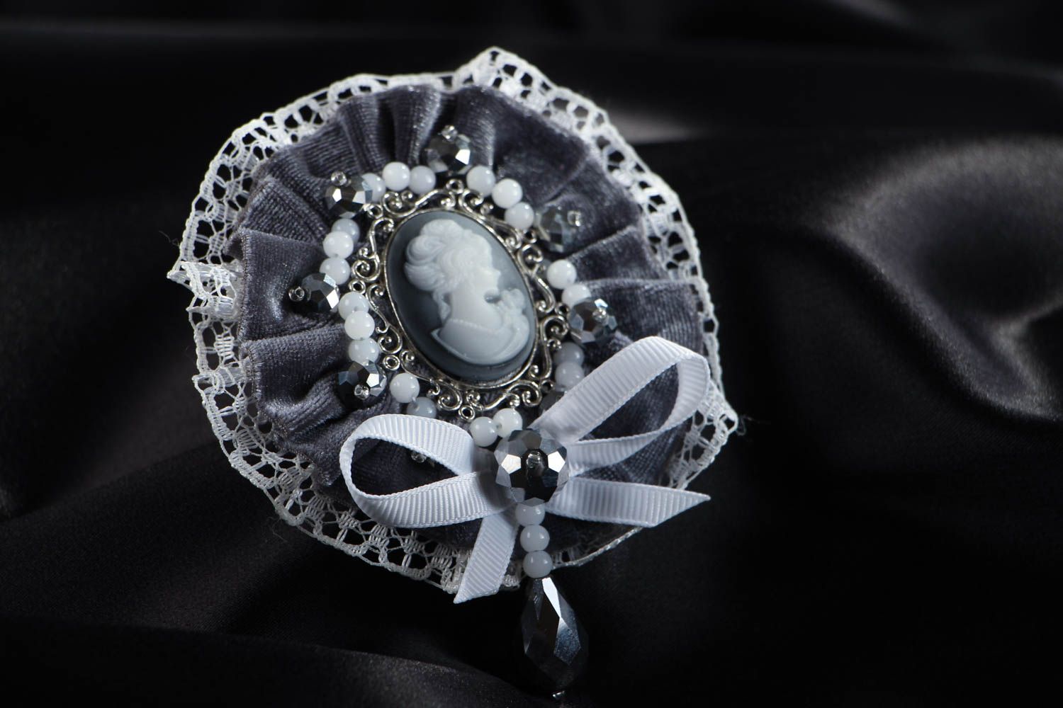 Velvet brooch with cameo photo 4