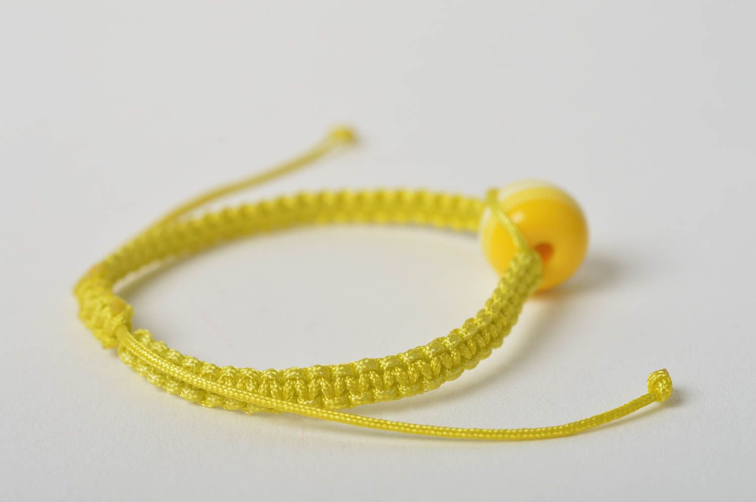 Браслет ручной работы браслет из шнурков плетеный браслет желтый с бусиной фото 3