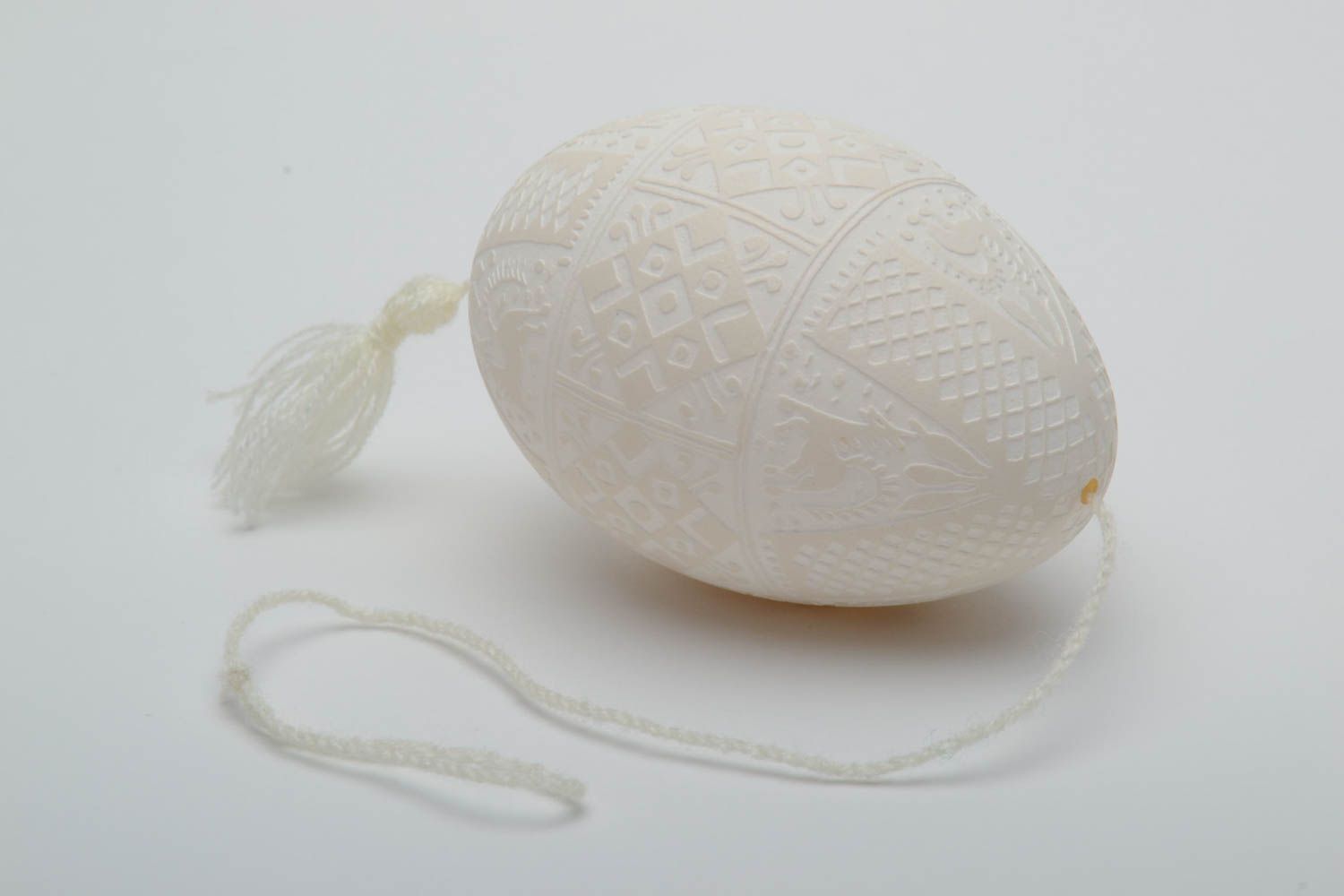 Пасхальное яйцо подвеска в технике травления с геометрическим орнаментом белое фото 2
