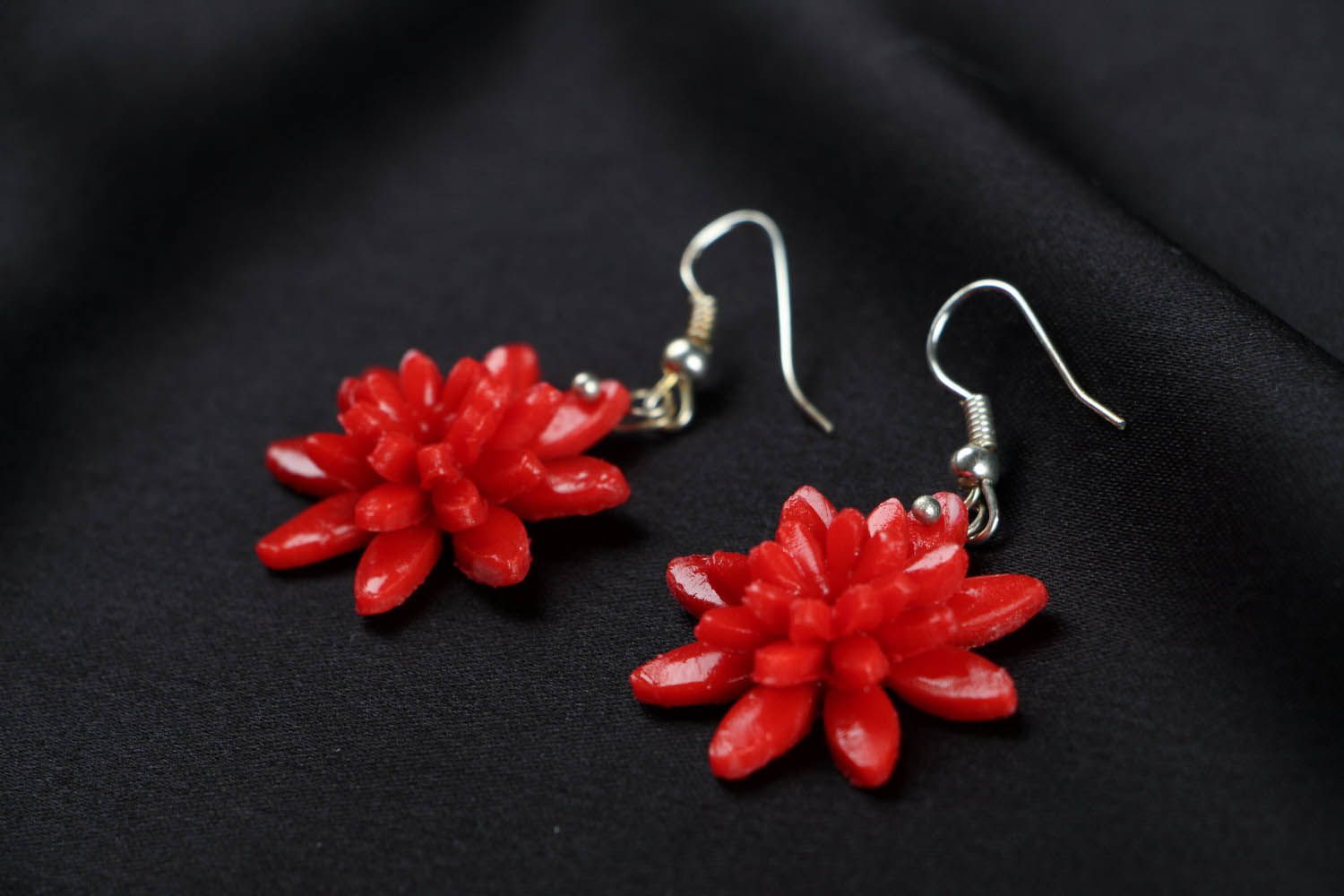 Boucles d'oreilles en pâte polymère fleurs rouges  photo 2