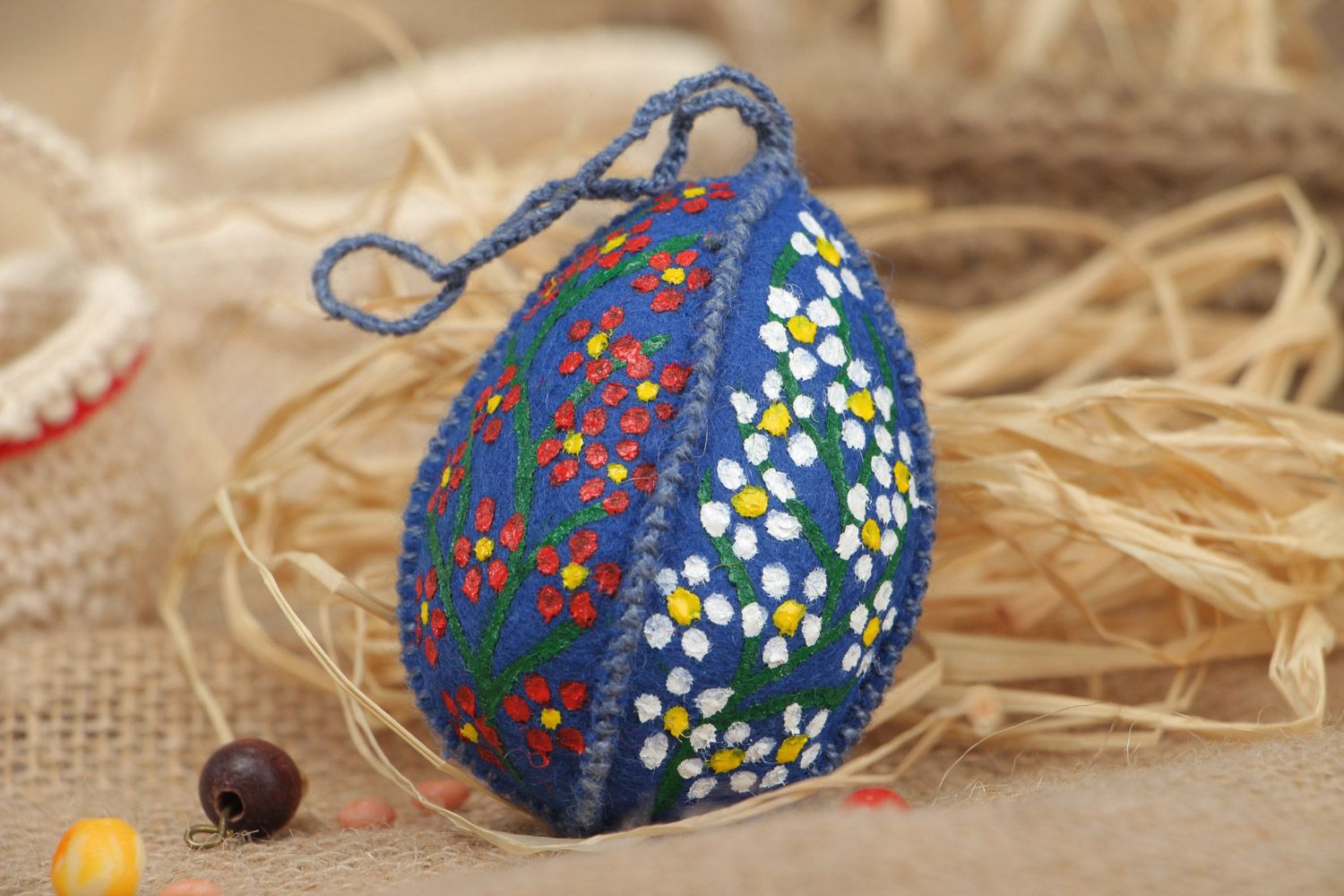 Интерьерная подвеска в виде пасхального яйца из ткани с росписью ручной работы фото 1