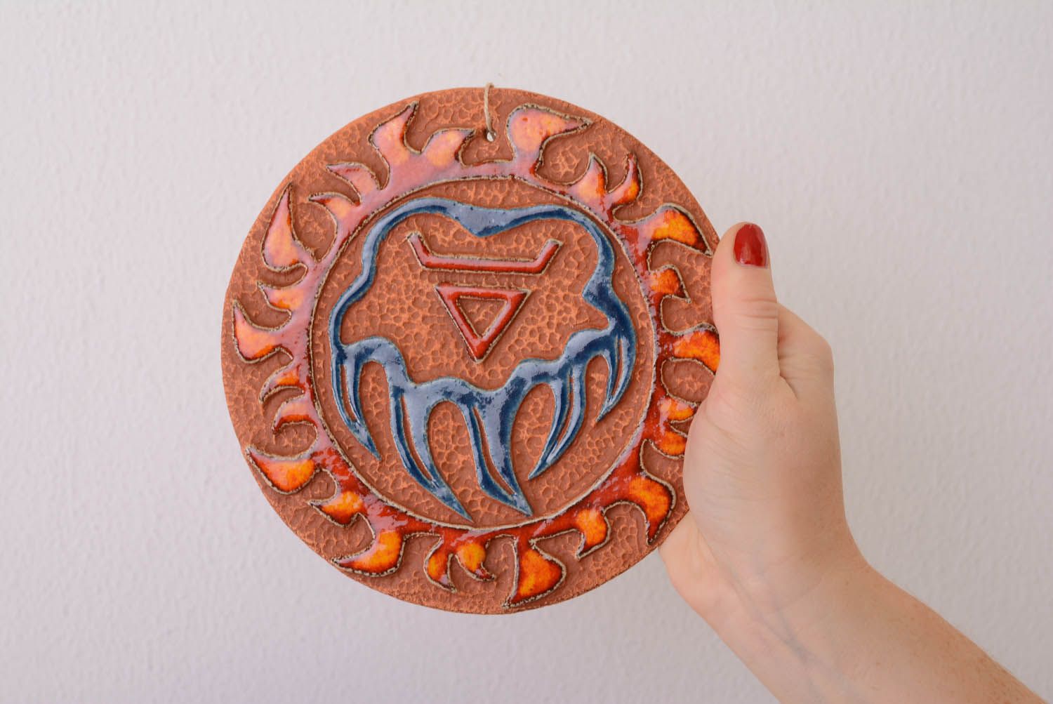Prato decorativo de argila feito à mão para decoração da parede em estilo étnico  Veles foto 4