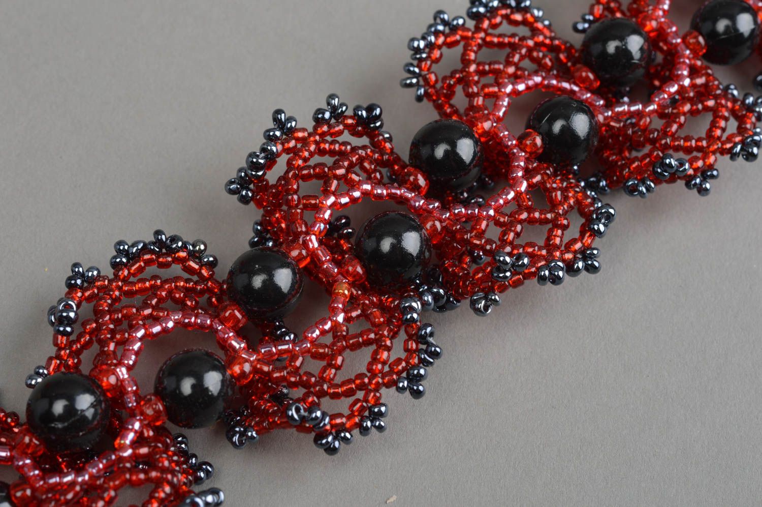 Bracelet en perles de rocaille fait main large ajouré rouge et noir bijou photo 2