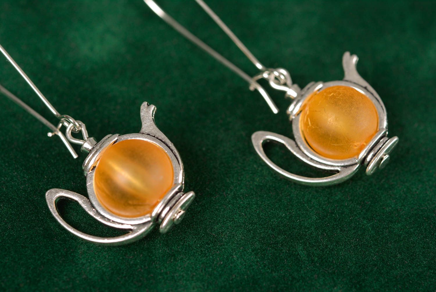 Boucles d'oreilles théières avec perles plastiques orange faites main pendantes photo 3
