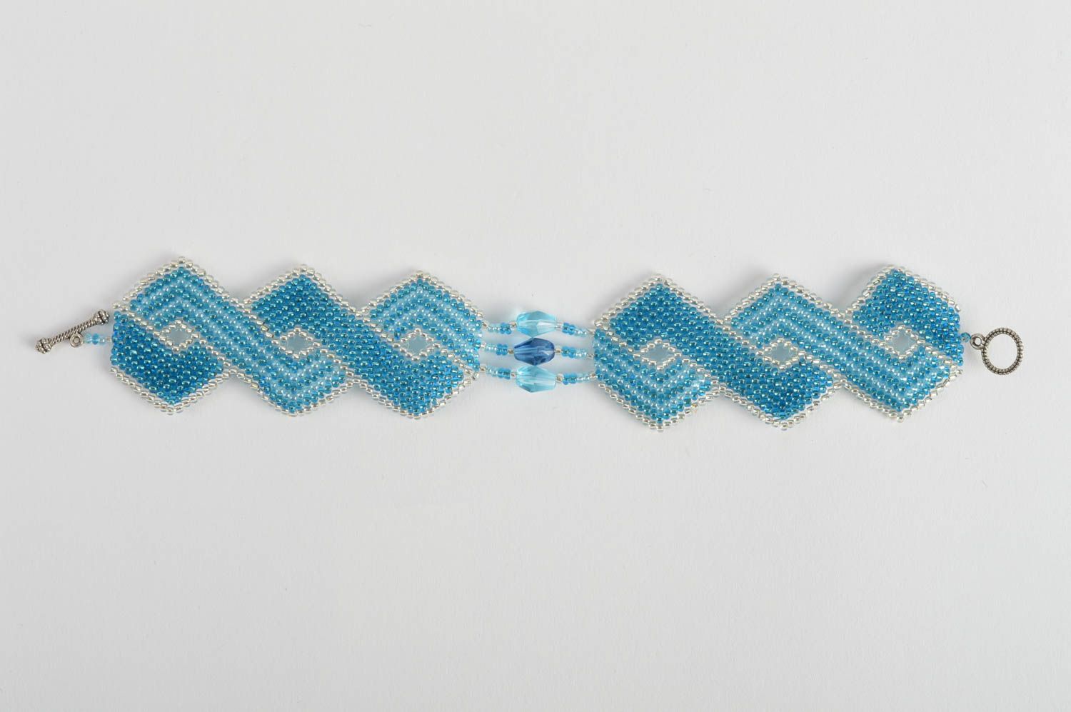 Красивый браслет из бисера авторский плетеный голубой в ромбики ручной работы фото 3
