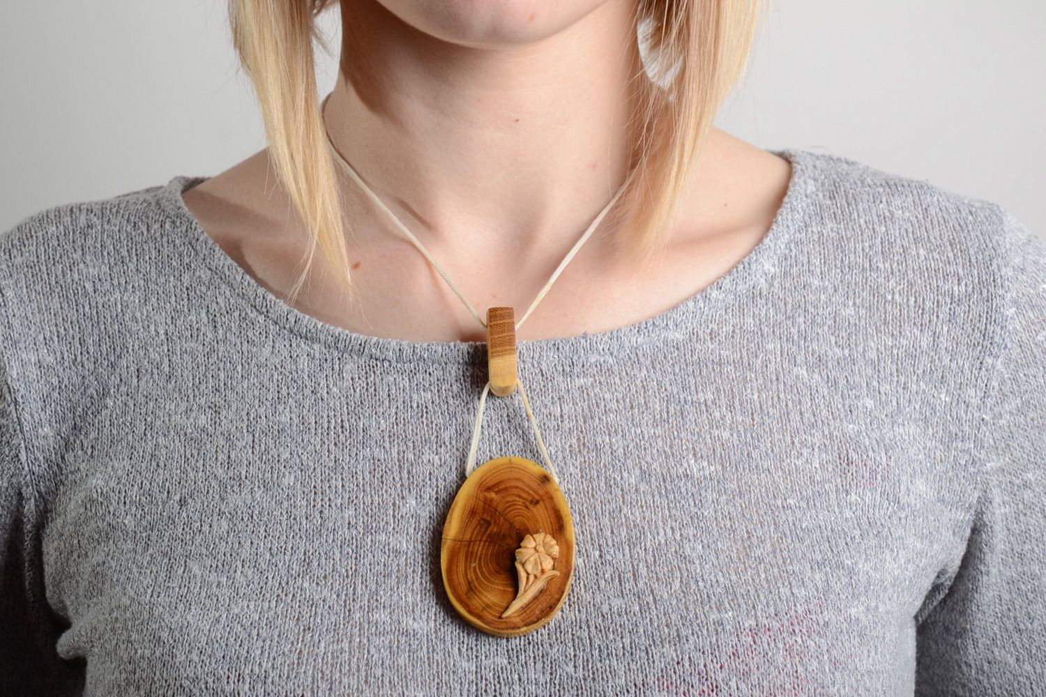 Colgante de madera bello para cuello con ornamento tallado en un cordón foto 2