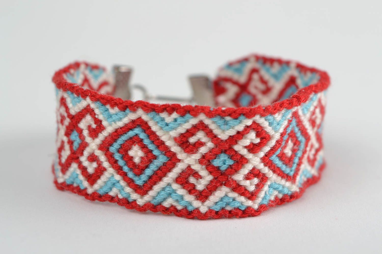 Bracelet tressé en fils en macramé style ethnique à motif géométrique fait main photo 3