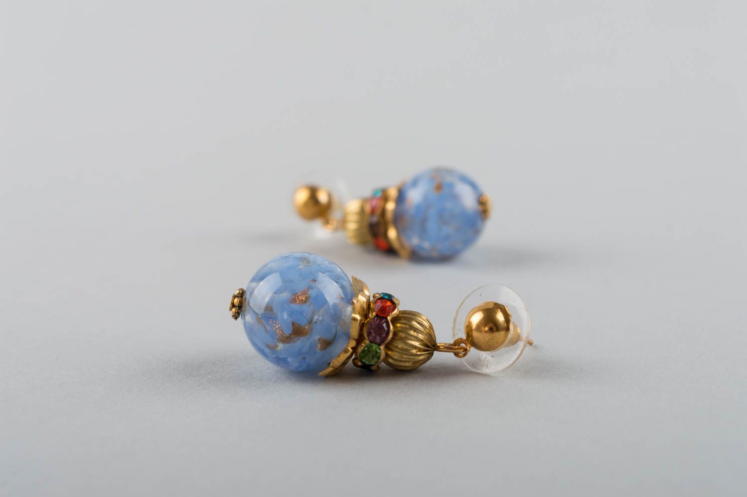 Kleine elegante blaue handgemachte Ohrringe mit Anhängern Glas und Messing foto 5