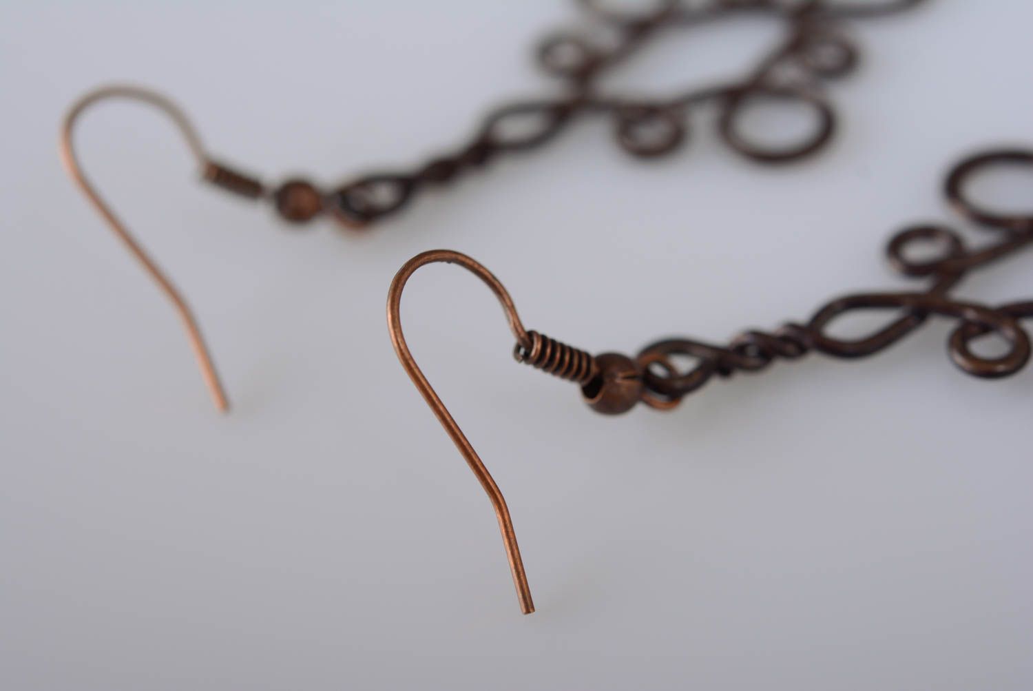 Lange elegante handgemachte Ohrringe aus Kupfer mit Anhängern Wire Wrap Technik  foto 5