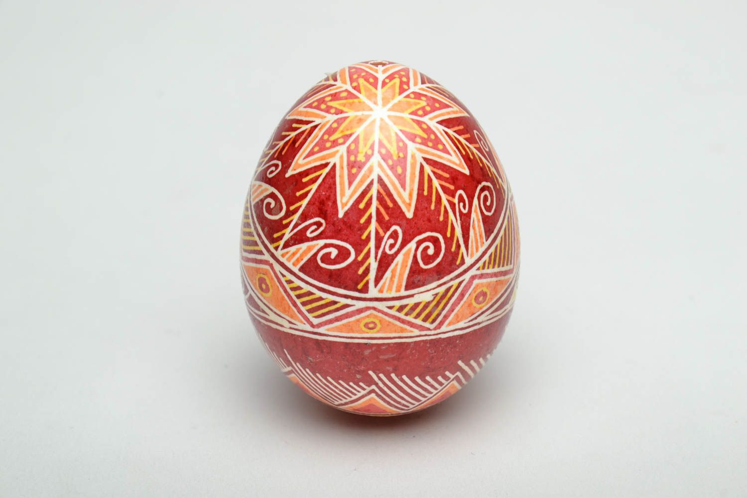 Oeuf de Pâques peint de colorants d'aniline fait main décoratif ornementé photo 2