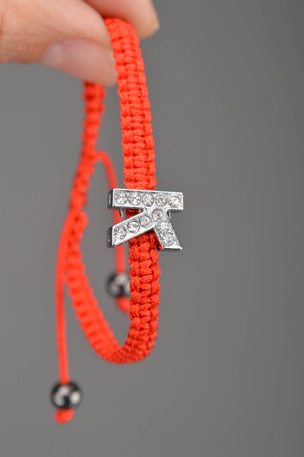 Bracelet avec lettre K tressé en cordons fait main rouge fin taille réglable photo 2