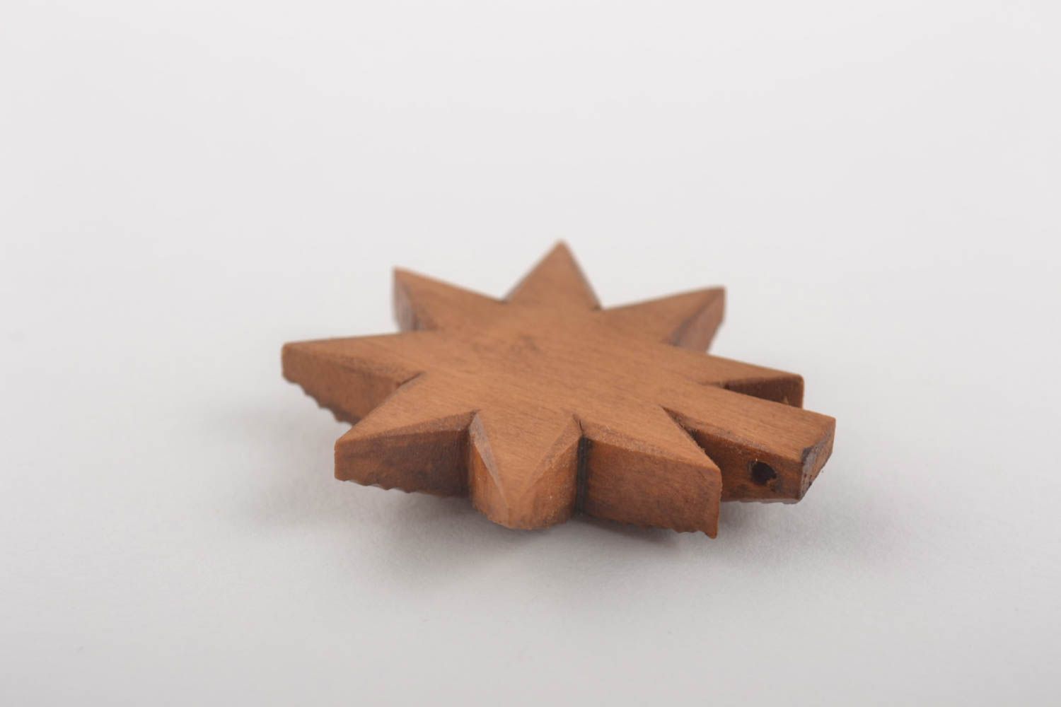Pendentif étoile Bijou fait main en bois de poirier décoré Cadeau original photo 3