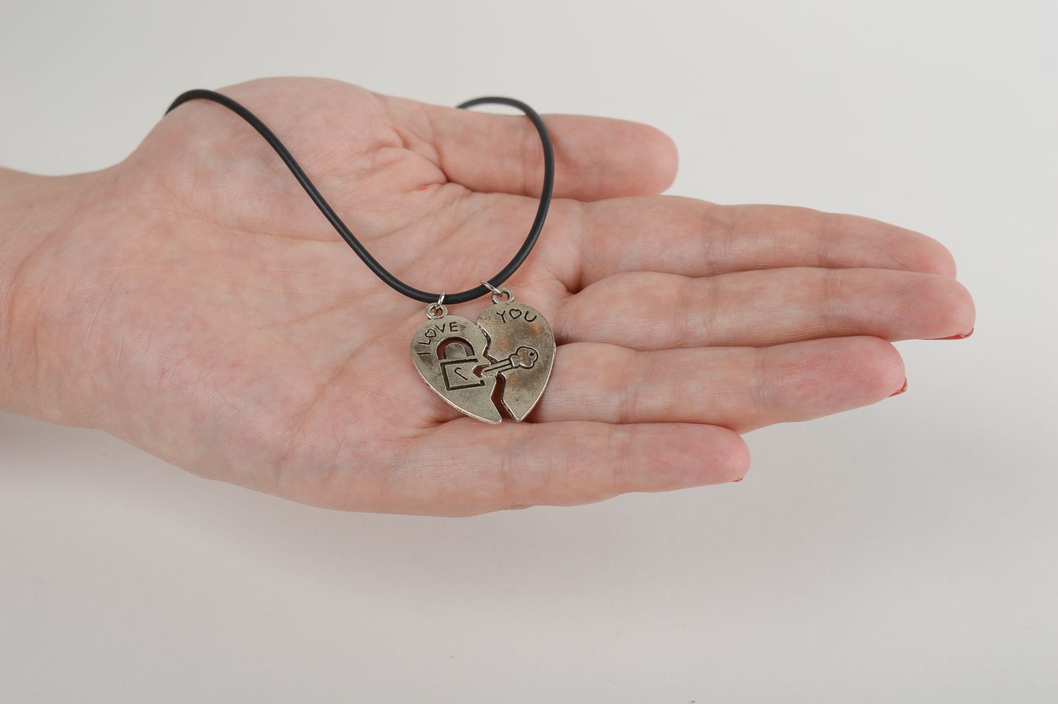 Colgante artesanal con forma de corazón accesorio para mujer colgante de metal foto 5