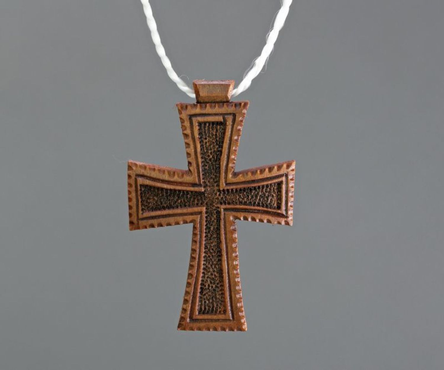 Нательный деревянный крест фото 2