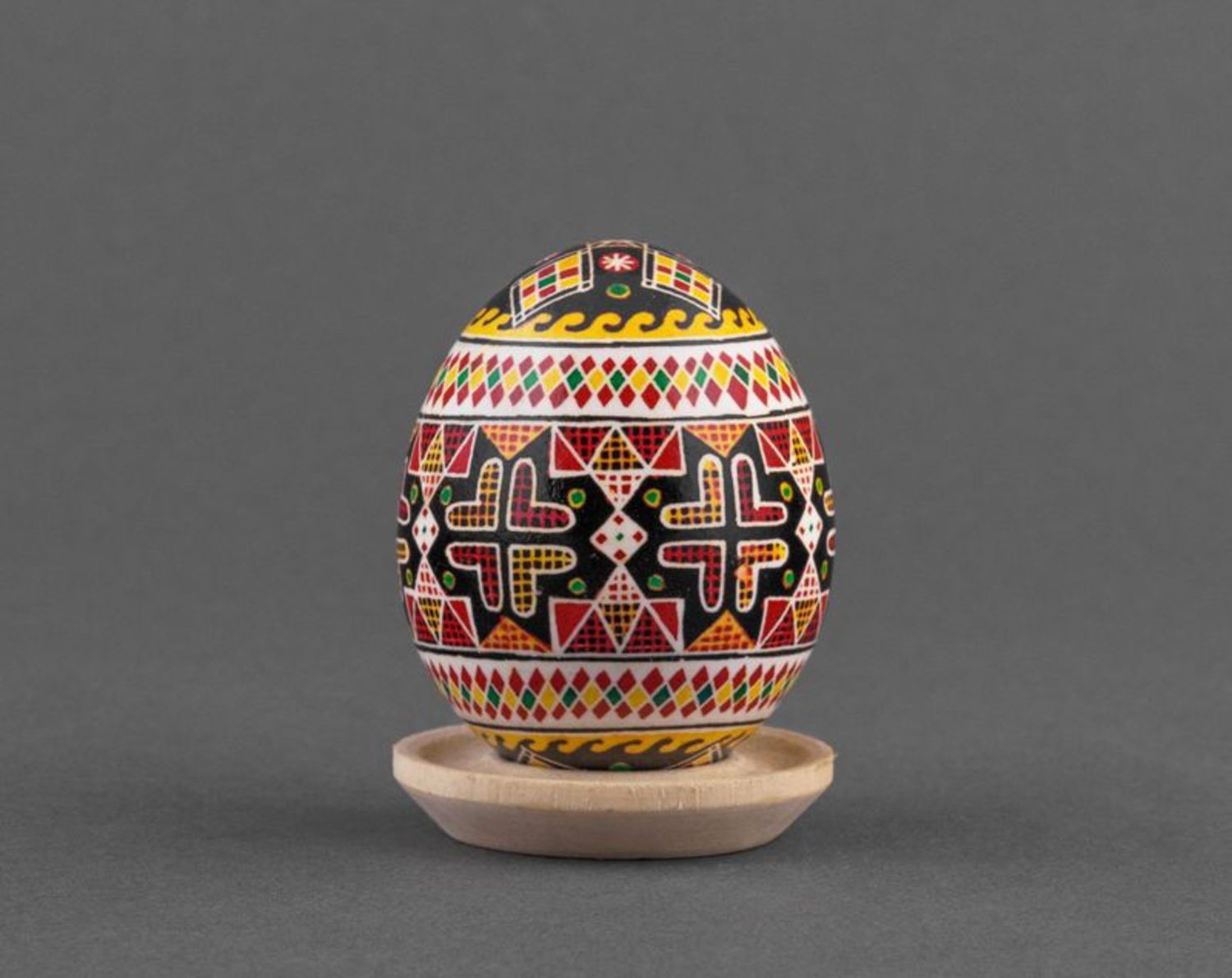 L'uovo di Pasqua dipinto a mano l'uovo decorativo fatto a mano l'uovo ucraino
 foto 3