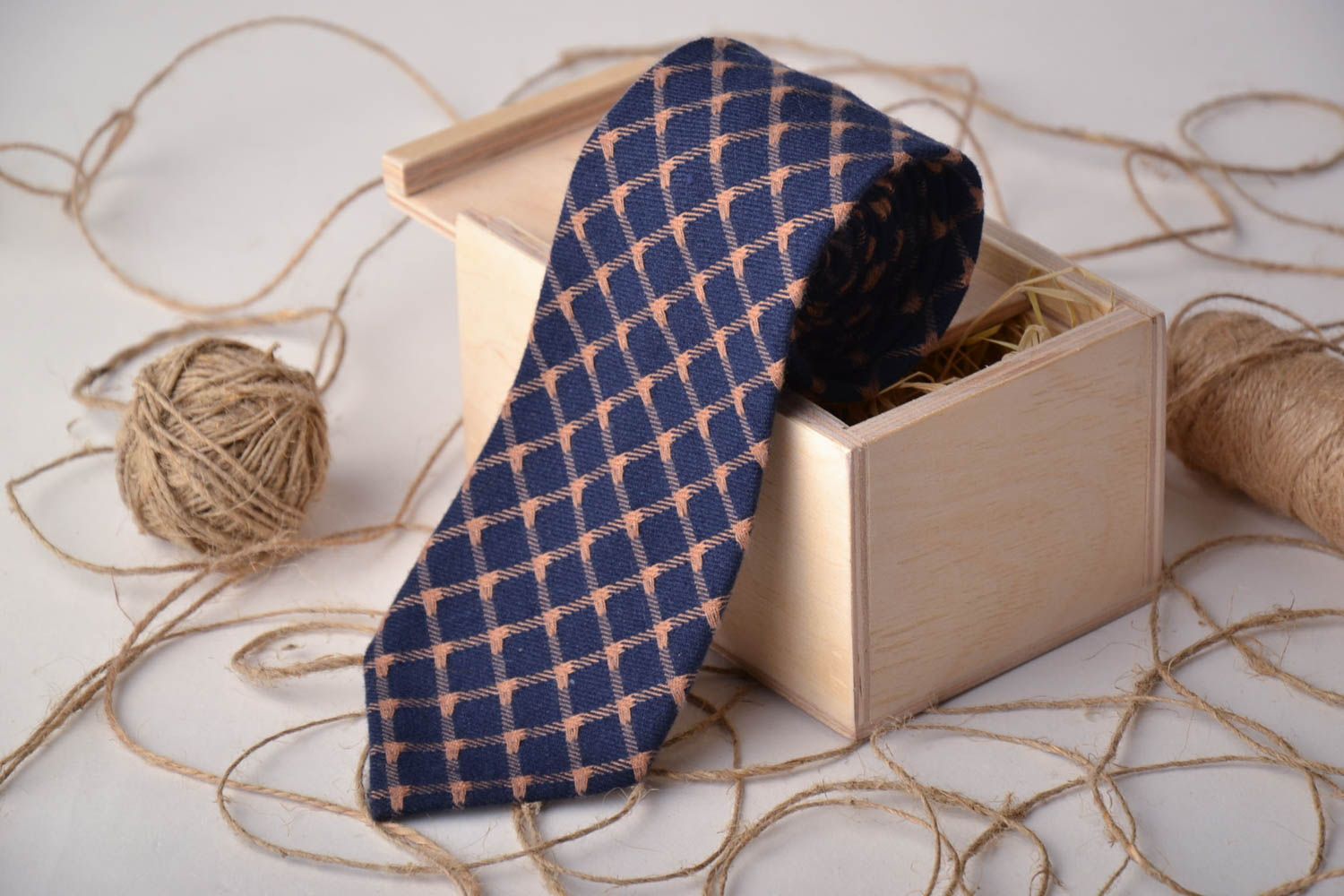 Cravate à carreaux bleu foncé faite main photo 1