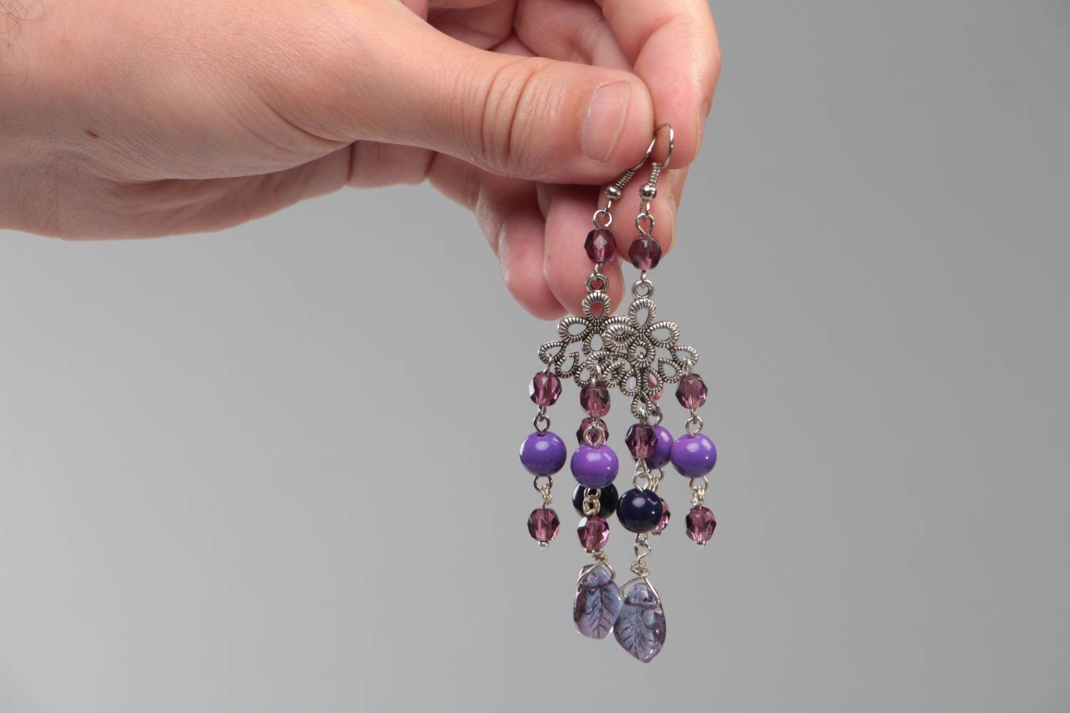 Boucles d'oreilles violettes en perles de cristal et acier faites main longues photo 5