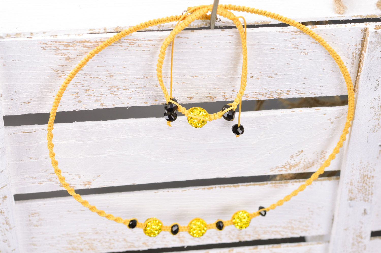 Conjunto de adornos artesanales de hilos y cuentas collar y pulsera amarillos artesanales delicados  foto 5