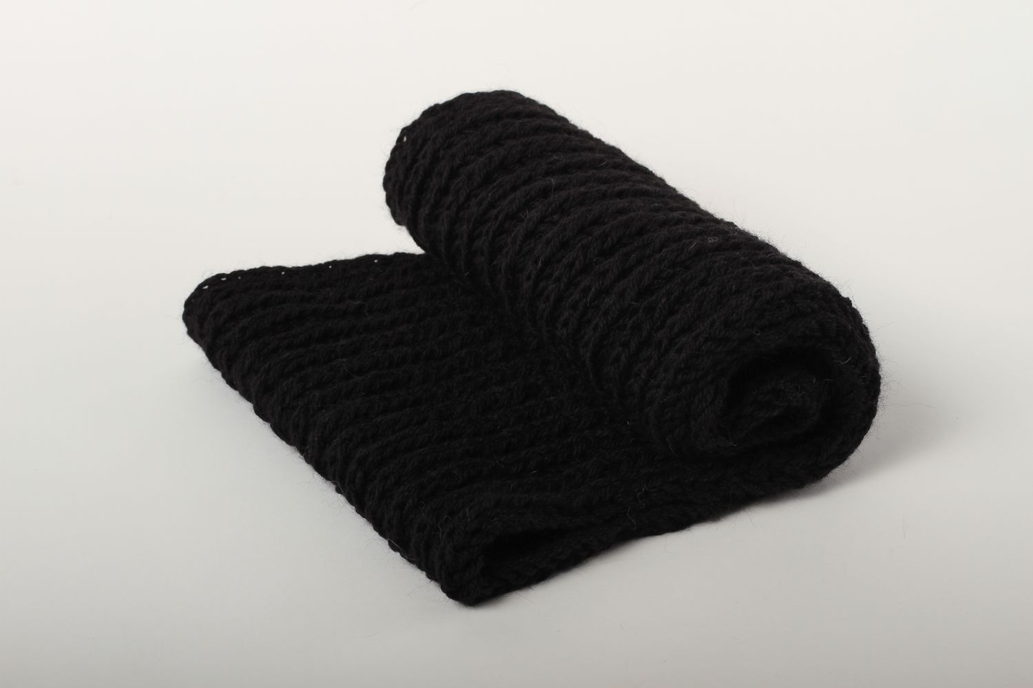 Sciarpa di lana fatta a mano accessorio all'uncinetto da donna in colore nero foto 2