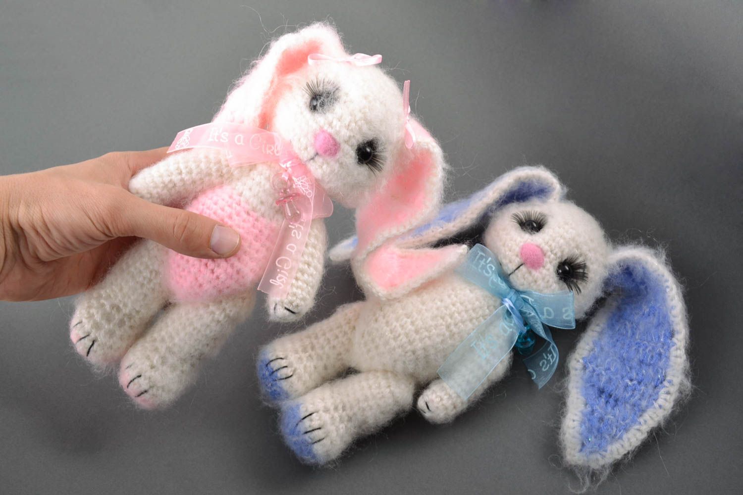 Мягкие вязаные игрушки зайцы набор из 2 штук белые красивые пушистые хенд мэйд фото 3
