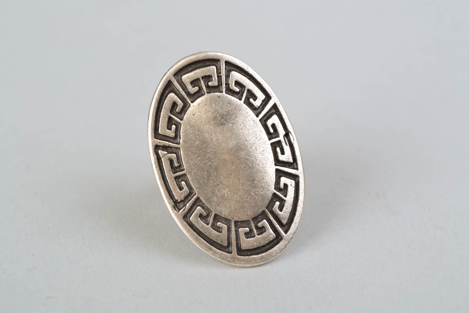 Ovaler handmade Ring aus Metall foto 5