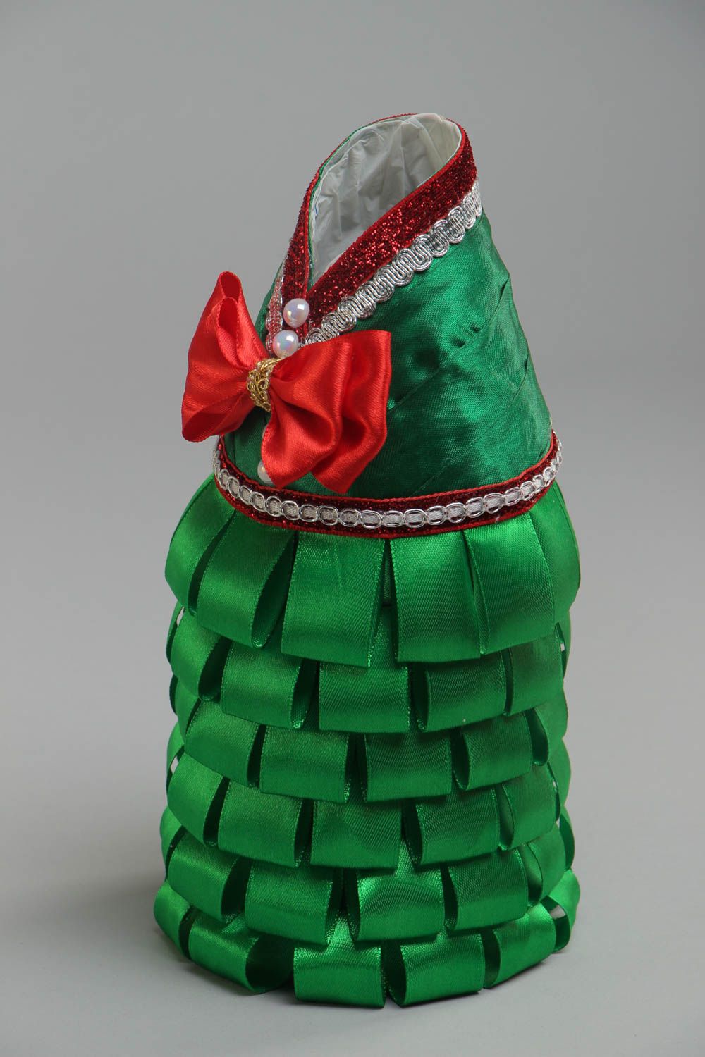 Декор для бутылки из атласных лент ручной работы в виде зеленой елочки фото 2